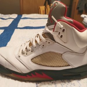Jordan 5 a little yellowing on the soles and sides